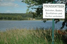 Winkelauerteich/"Fischzuchtteich/Betreten, Baden,/Bootfahren und/Surfen verboten!" Winkelauerteich/"Fischzuchtteich/Betreten, Baden,/Bootfahren und/Surfen verboten!"